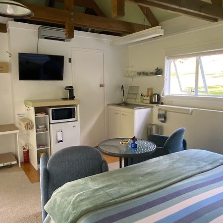 Superb Studio Retreat With Spa, Pool & Bbq Access Whanganui Zewnętrze zdjęcie